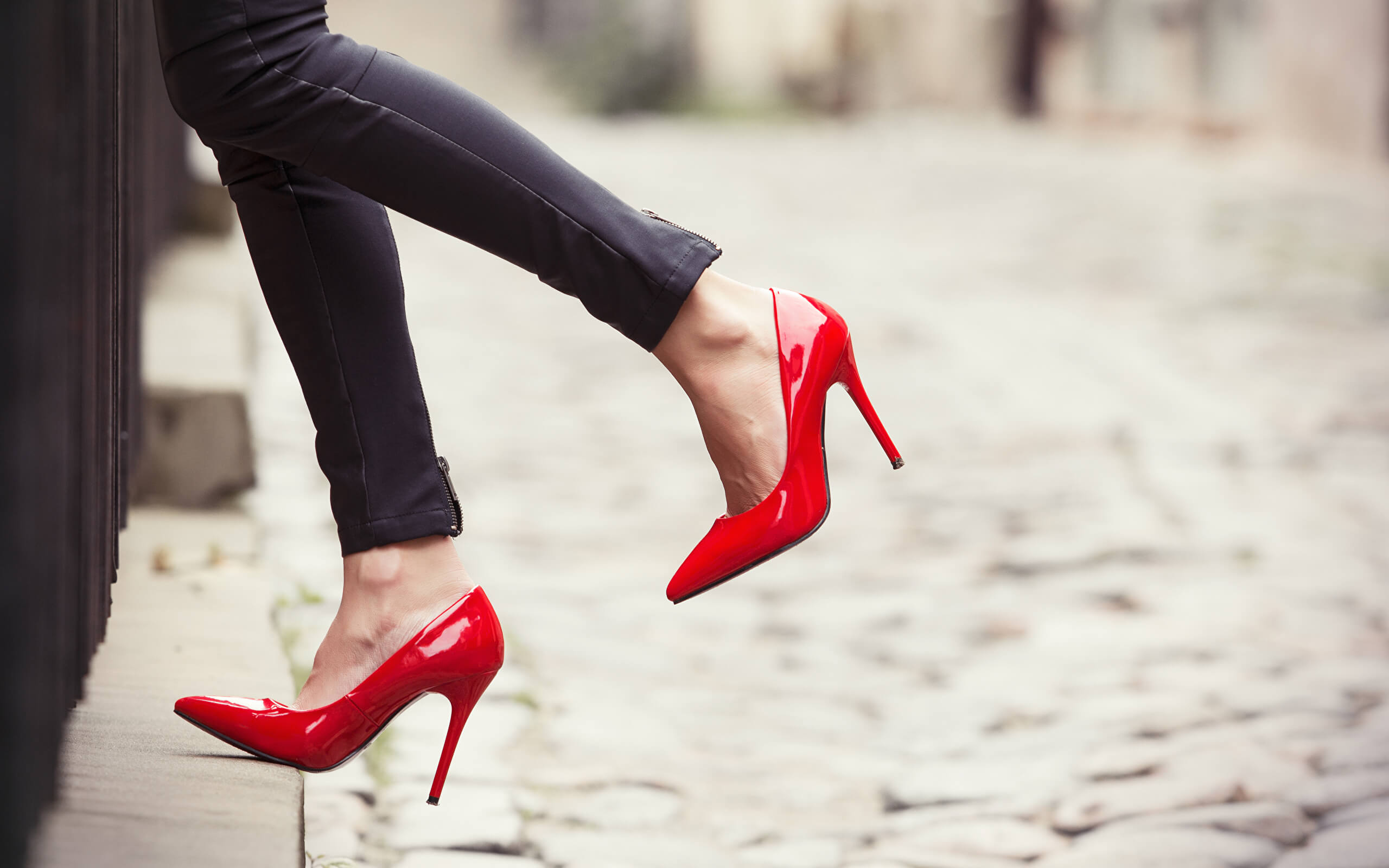 С чем носить модные в 2021 году красные туфли