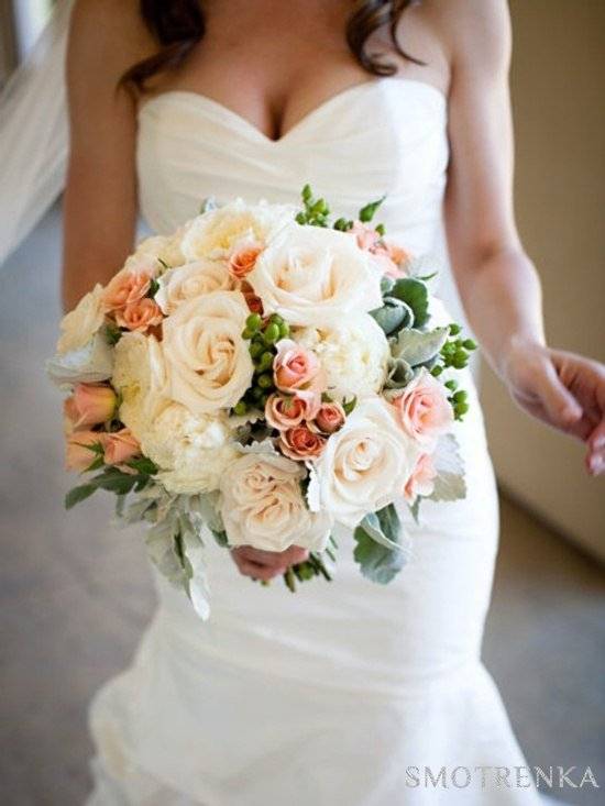Свадебные букеты под платья цвета айвори, сочетание разных оттенков, фото