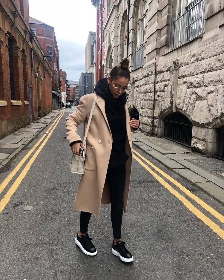 Как носить женское пальто с кроссовками
