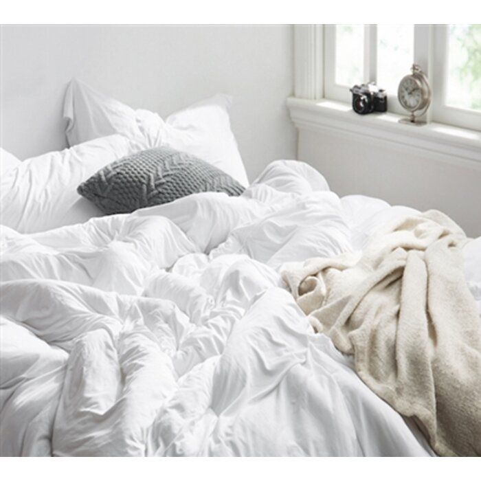 Кровать с белым постельным бельем