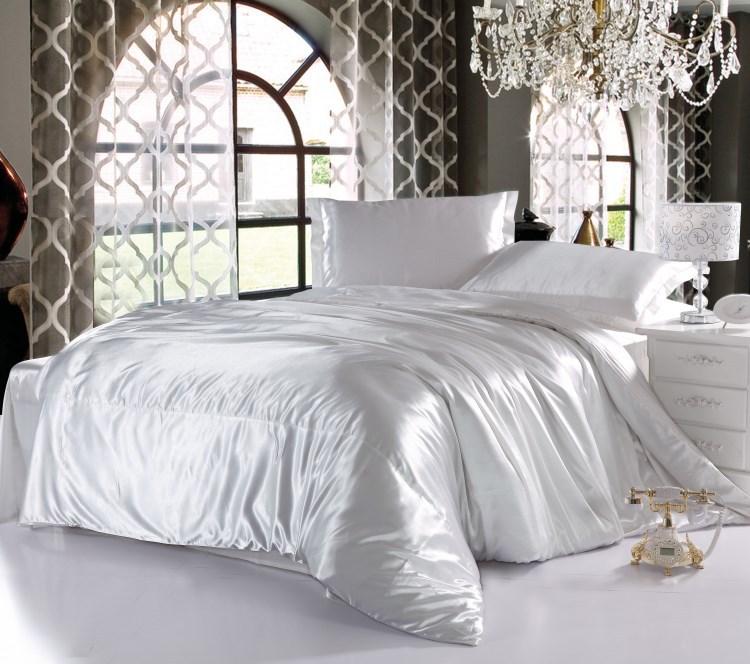 Атлас в спальне: покрывала и комплекты постельного белья
