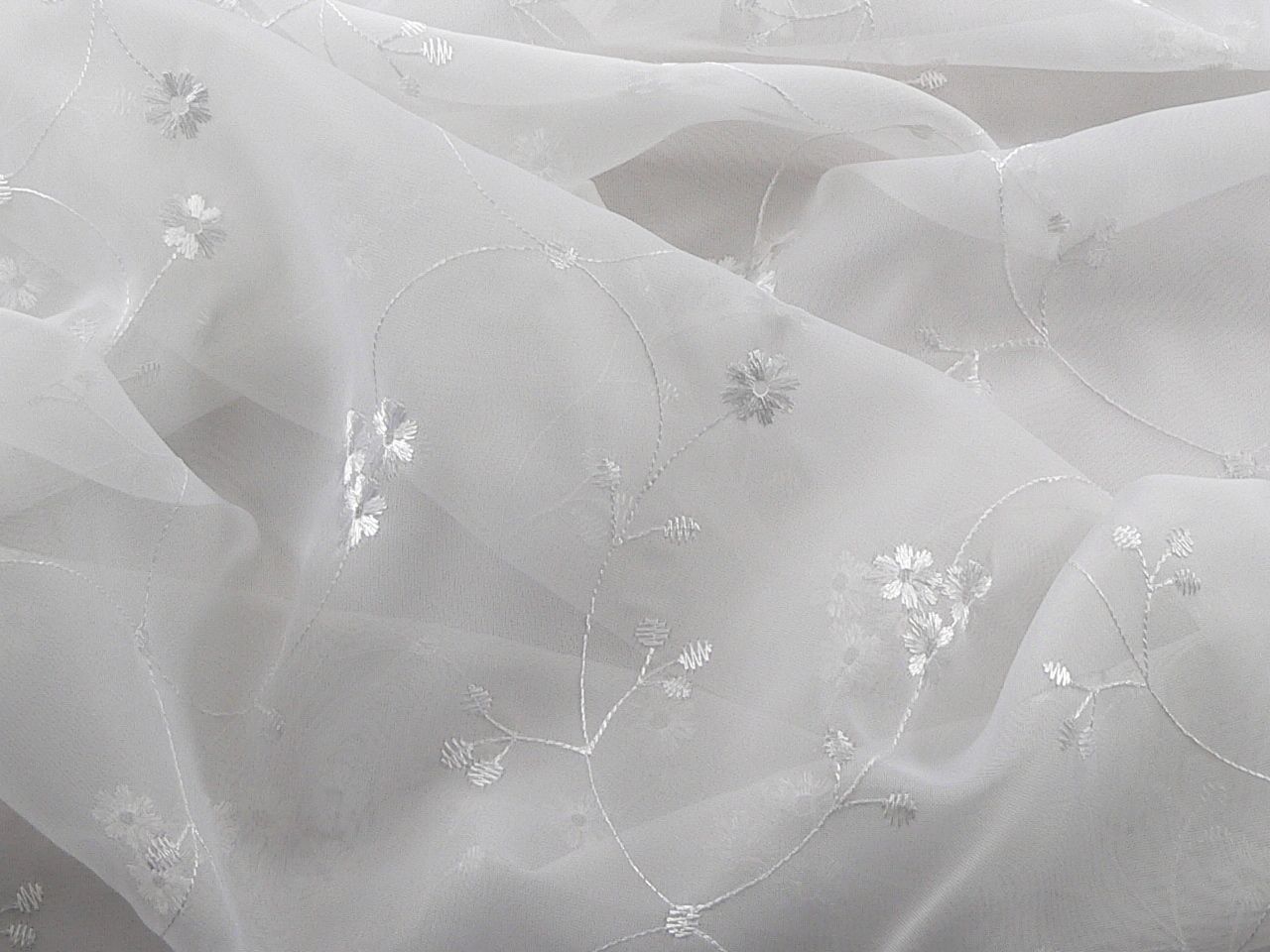 Тюль-вуаль (42 фото): интерьеры с белой однотонной гардиной из микровуали, модели с вышивкой и рисунком, как их гладить и стирать
