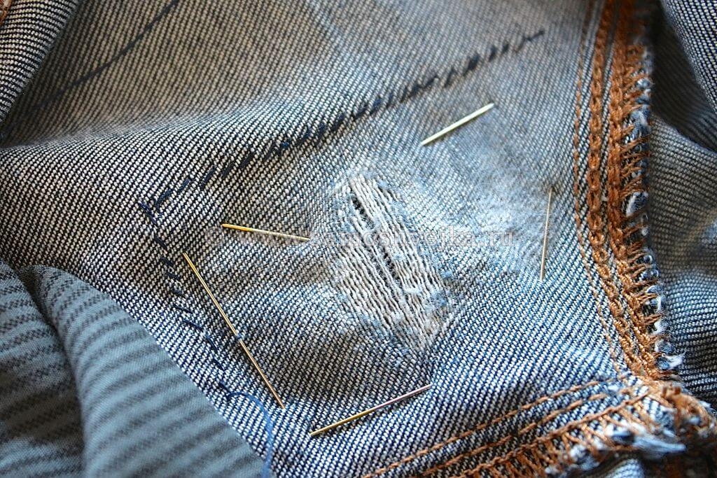 Как зашить джинсы между ног незаметно вручную и на машинке