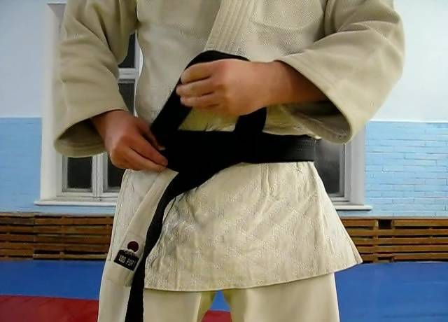 Как правильно завязать пояс на кимоно дзюдоиста: пошаговая инструкция и видео