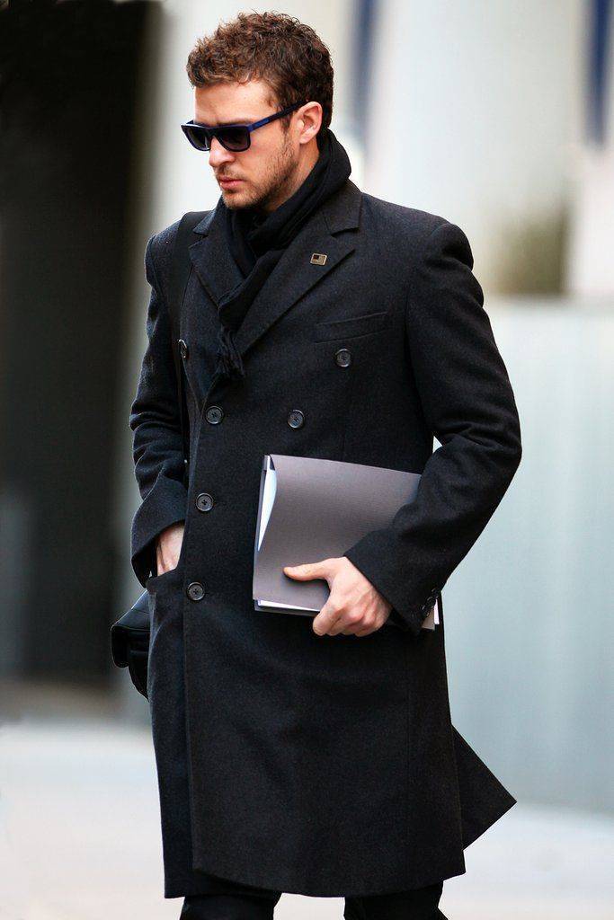 Мужчина в пальто красивое
