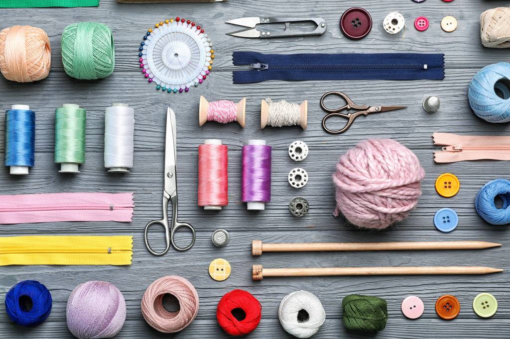 Какие существуют ткани, аксессуары и фурнитура для шитья