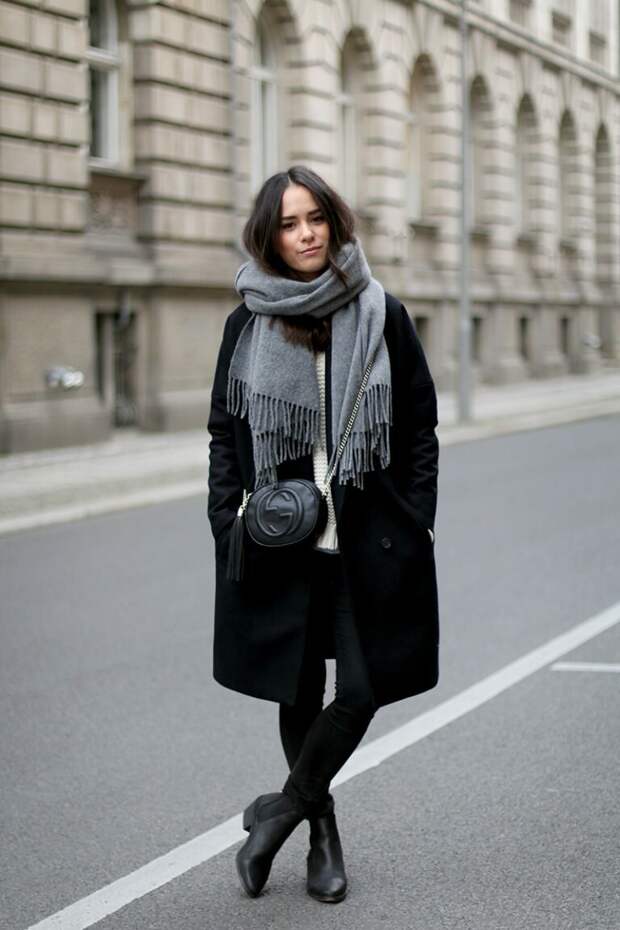 Как подобрать к классическому черному пальто шарф и обувь - из лукбуков зимы 2020 года
