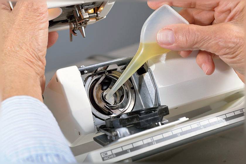 Уход за швейной машиной: чистка и смазка челнока
