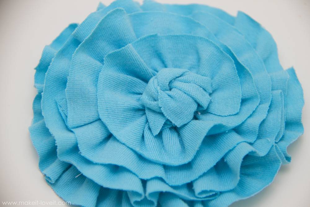 Как сделать красивый цветок для платья. несколько простых способов создания цветов из ткани для начинающих