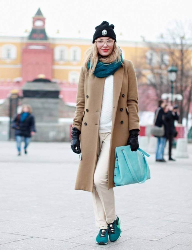 Пальто с кроссовками: выбор креативных и уверенных в себе леди