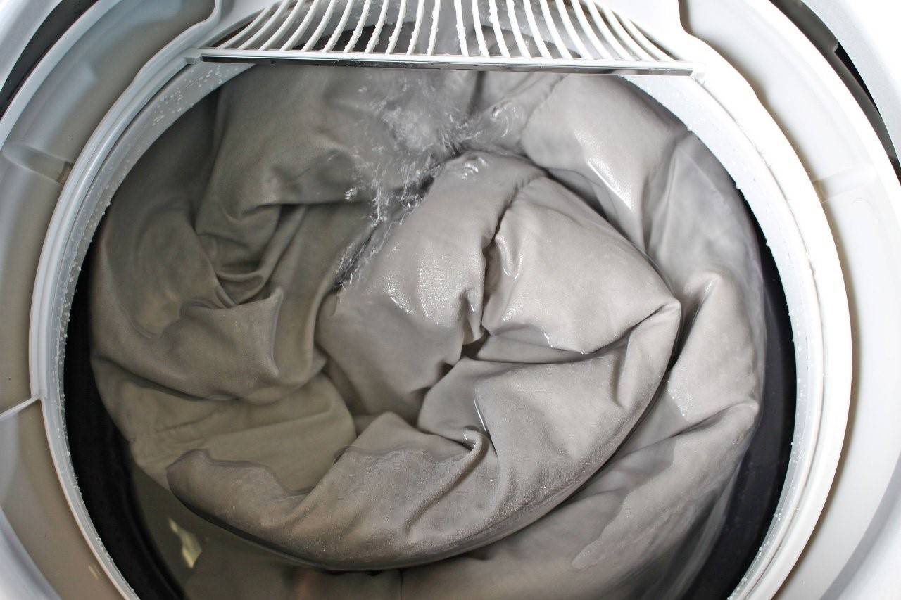 Как правильно стирать плед: в стиральной машине или вручную