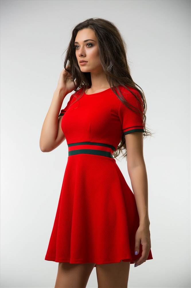 Красное платье – мода бросает вызов серым будням