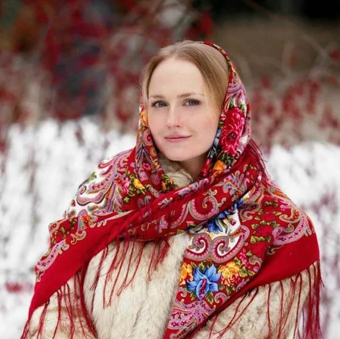 Русские красавицы в павлопосадских платках