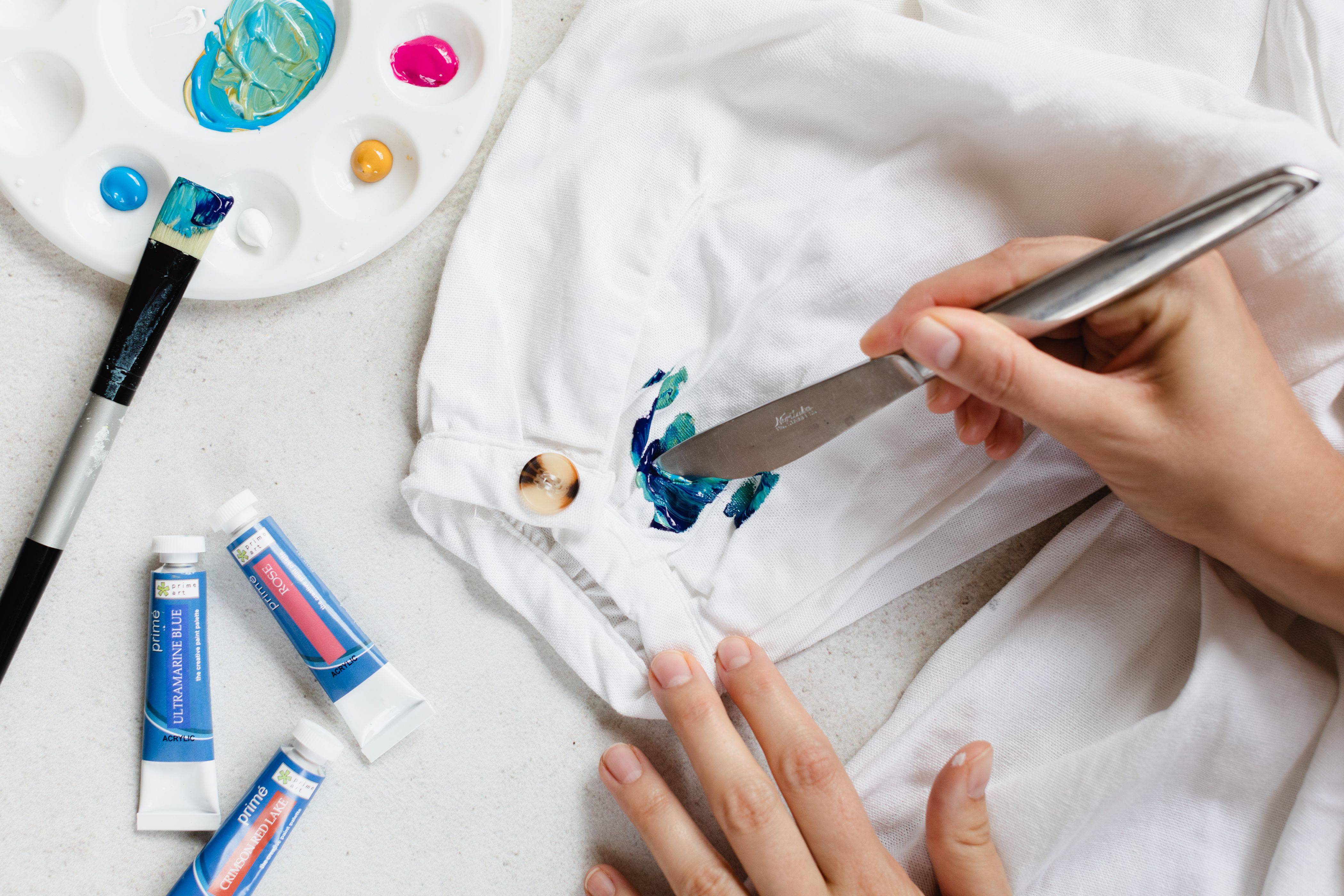 Как отстирать акварельную краску: выведение пятен с цветной одежды или белой рубашки