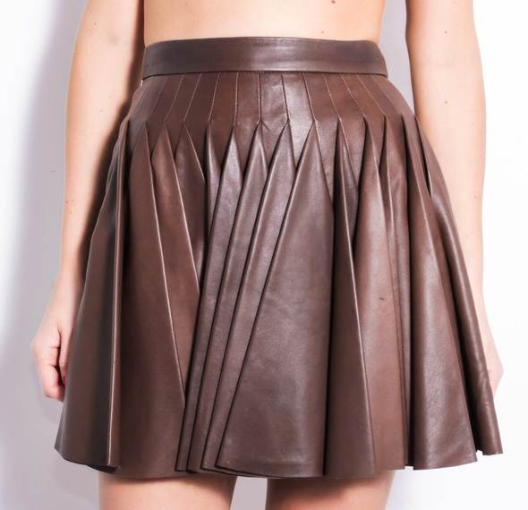 С чем можно носить кожаную юбку: лучшие образы и советы стилиста