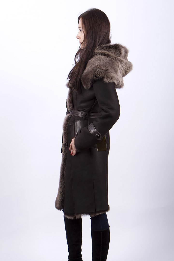 Дубленка из тосканы короткая женская с капюшоном, кожаная длинная куртка с мехом из овчины и синей отделкой