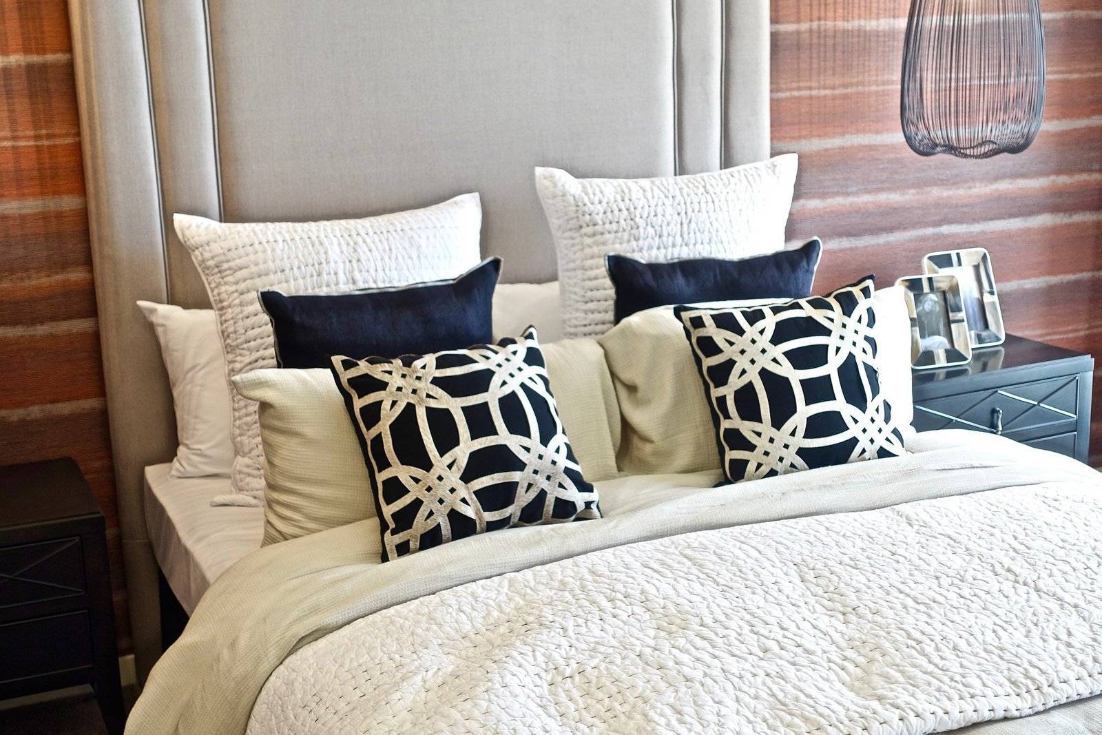 Как красиво заправить кровать пошагово – современные идеи оформления и лайфхаки работников гостиниц