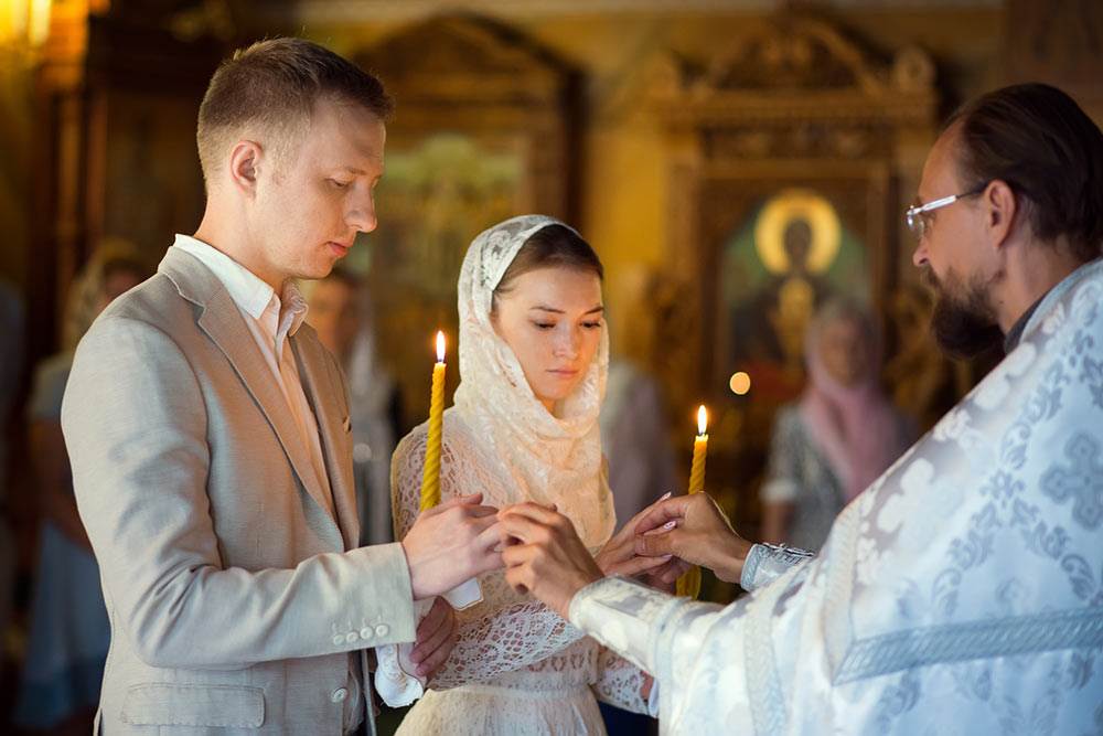 Платье для венчания в церкви: какое подойдет женщинам 40-50 лет, полным девушкам + фото не свадебных