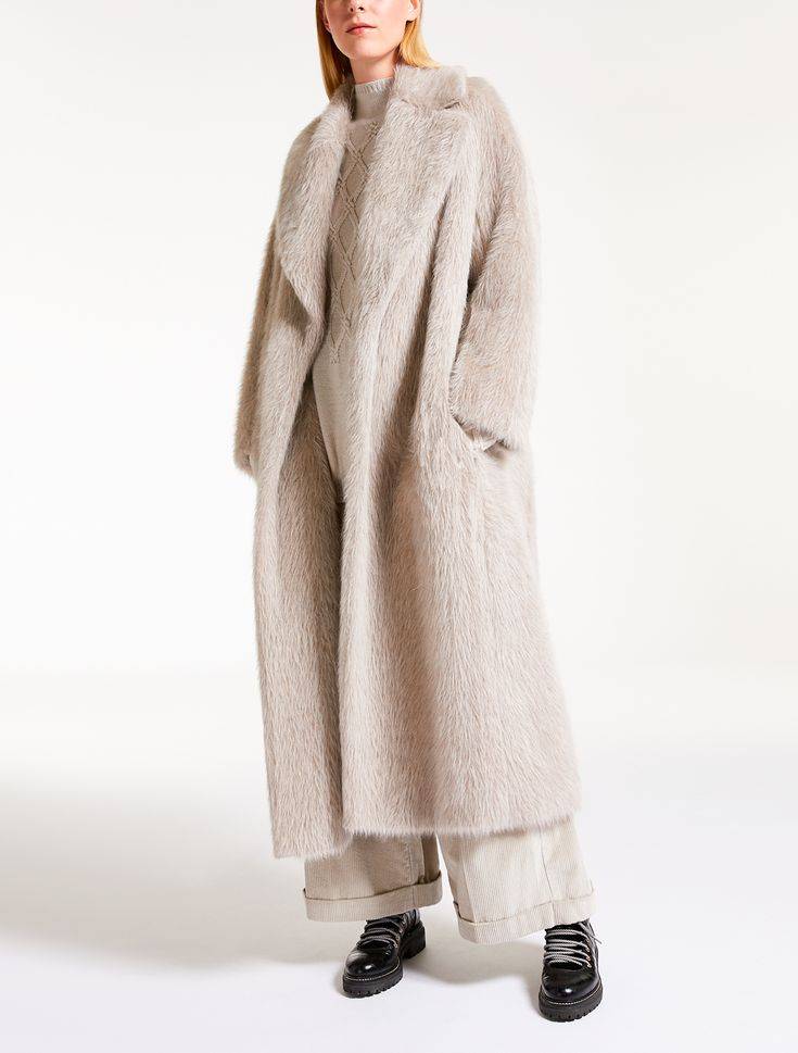 Пальто из альпаки – базовый элемент гардероба, который не выходит из моды