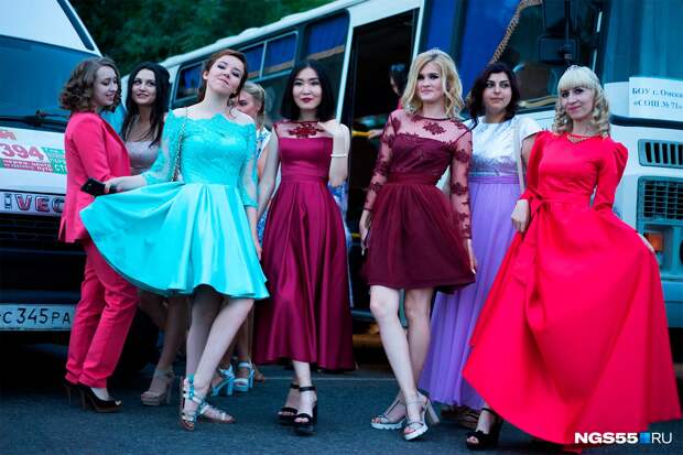 Как выбрать цвет платья на выпускной?