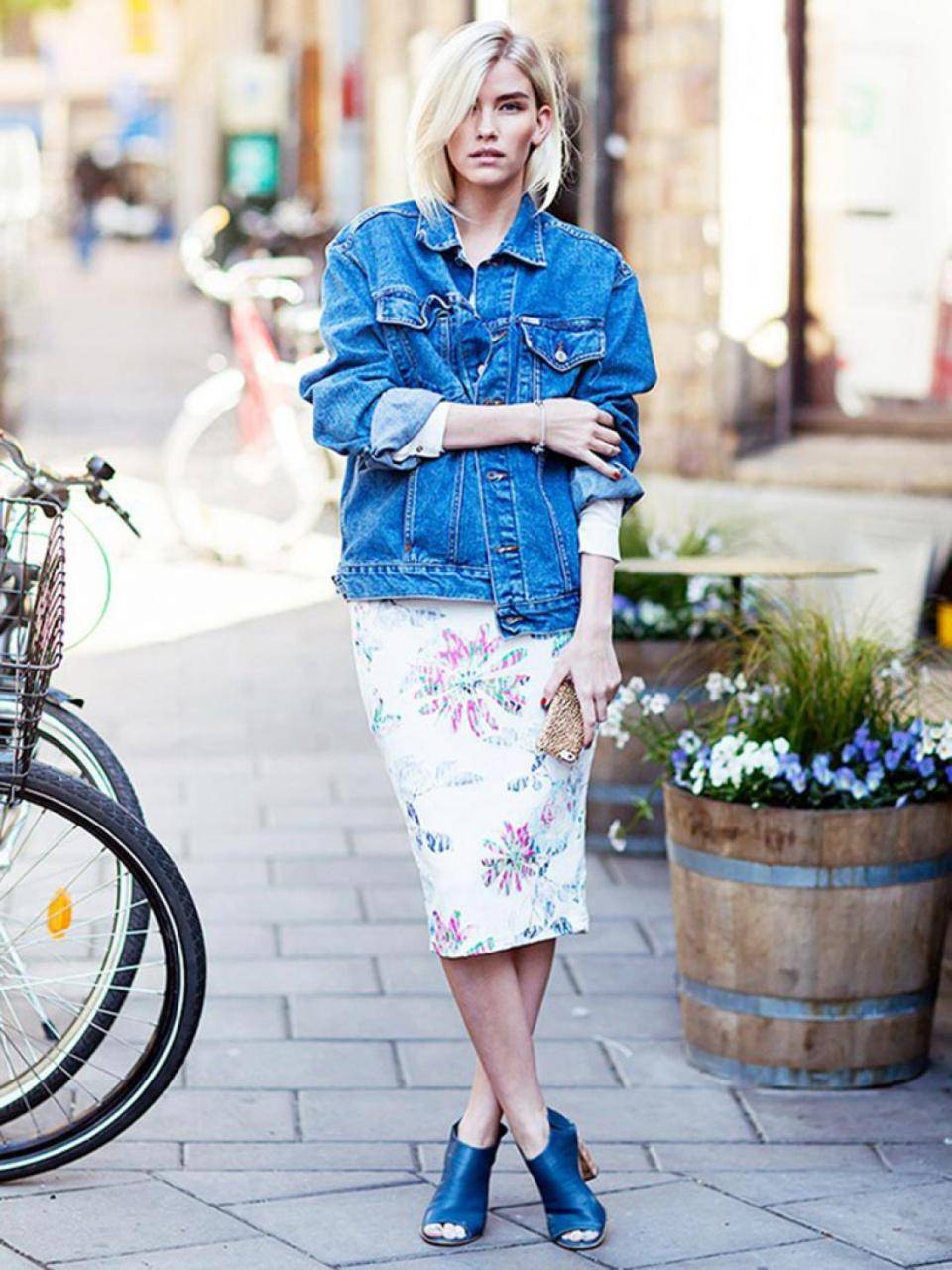 Платье с джинсовой курткой: 12 идей для создания летнего модного лука