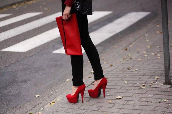 Красные туфли – создаем яркие образы