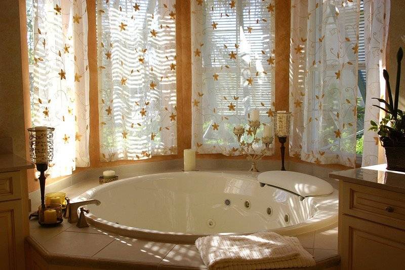 Окно в ванной: виды оконных проемов, варианты планировки и дизайна ванной с окном