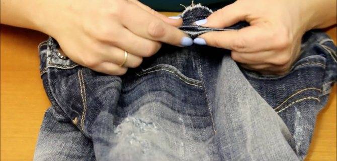 Как сделать джинсы меньше? как постирать или что нужно сделать, чтобы джинсы сели на один размер: советы, рекомендации, рецепты. на сколько сантиметров максимально могут сесть джинсы? садятся ли джинсы стрейч, с полиэстером и эластаном после стирки?