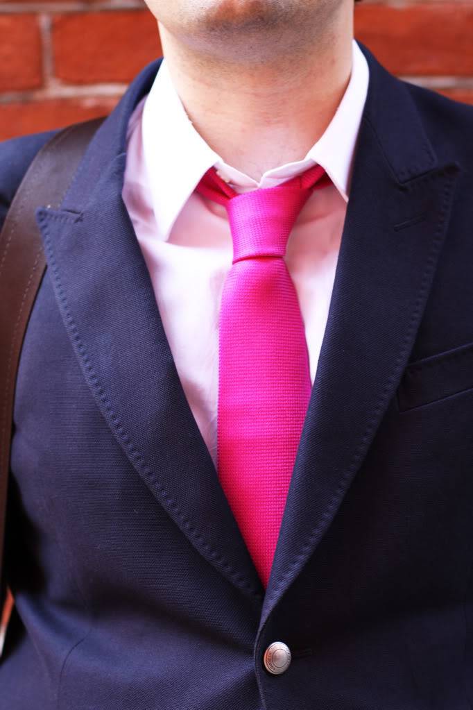 Мужчина в розовом галстуке