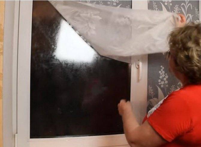 Как приклеить тюль на окно вместо жалюзи с помощью картофельного крахмала, мыла или клея?
