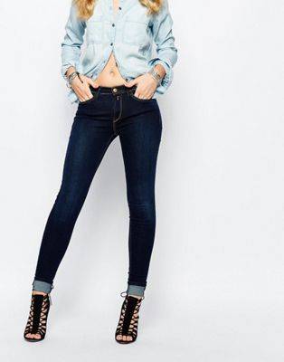 С чем носить джинсы с высокой талией: образцовый гайд по фирменному стилю