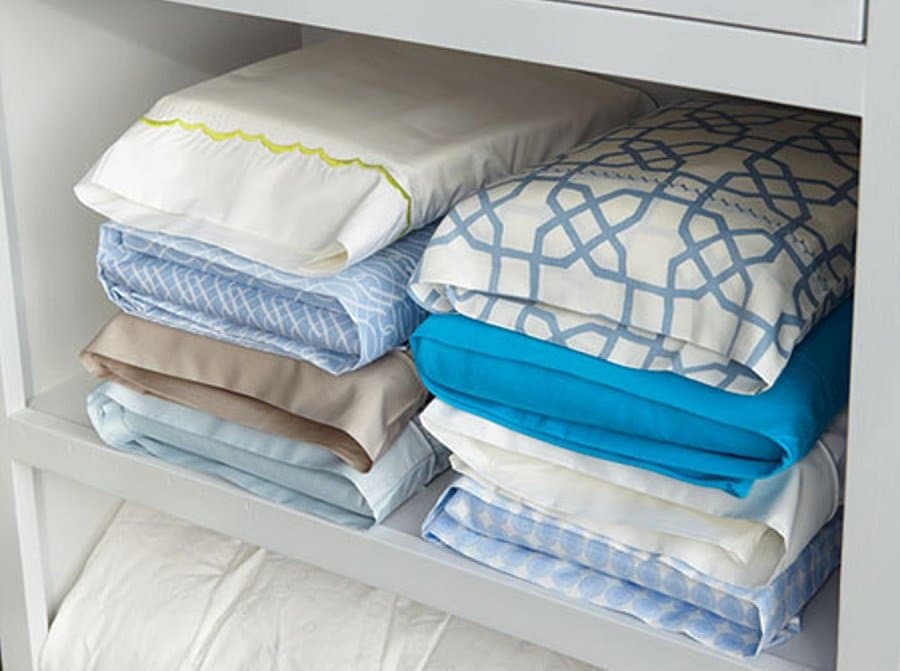 Как сложить постельное белье в шкафу, как складывать в наволочку — пошаговая инструкция
