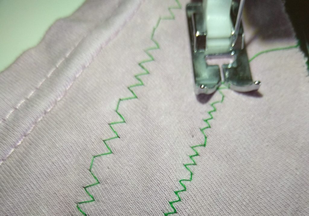 Машинка пропускает стежки при шитье толстых тканей. почему швейная машина пропускает стежки