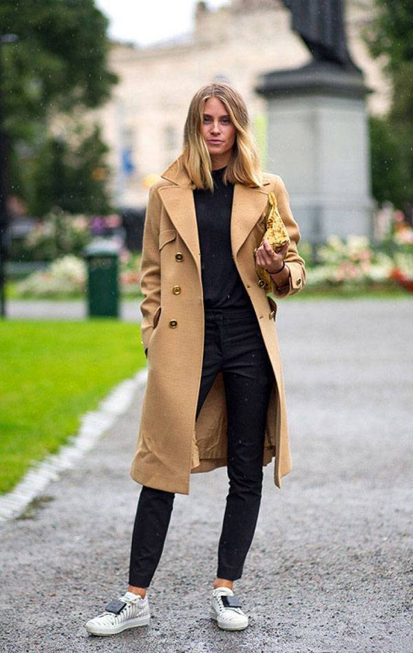 Как сочетать кроссовки с пальто: советы стилистов