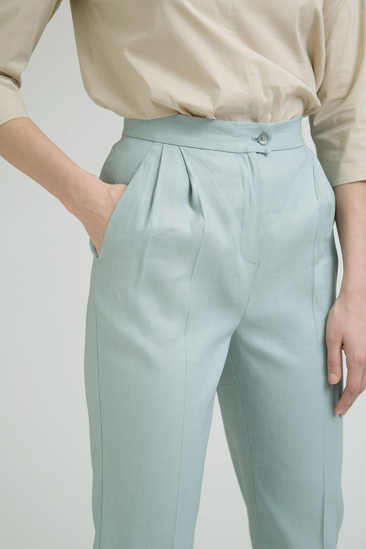 Женские брюки с защипами: кому подходят и с чем носить