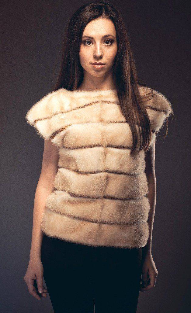 Модные меховые жилетки сезона 2019-2020: на фото образы из удачных моделей и фасонов
