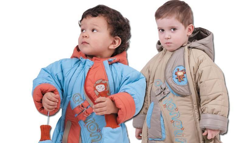 Что лучше выбрать для ребенка на зиму слитный комбинезон или раздельный костюм?