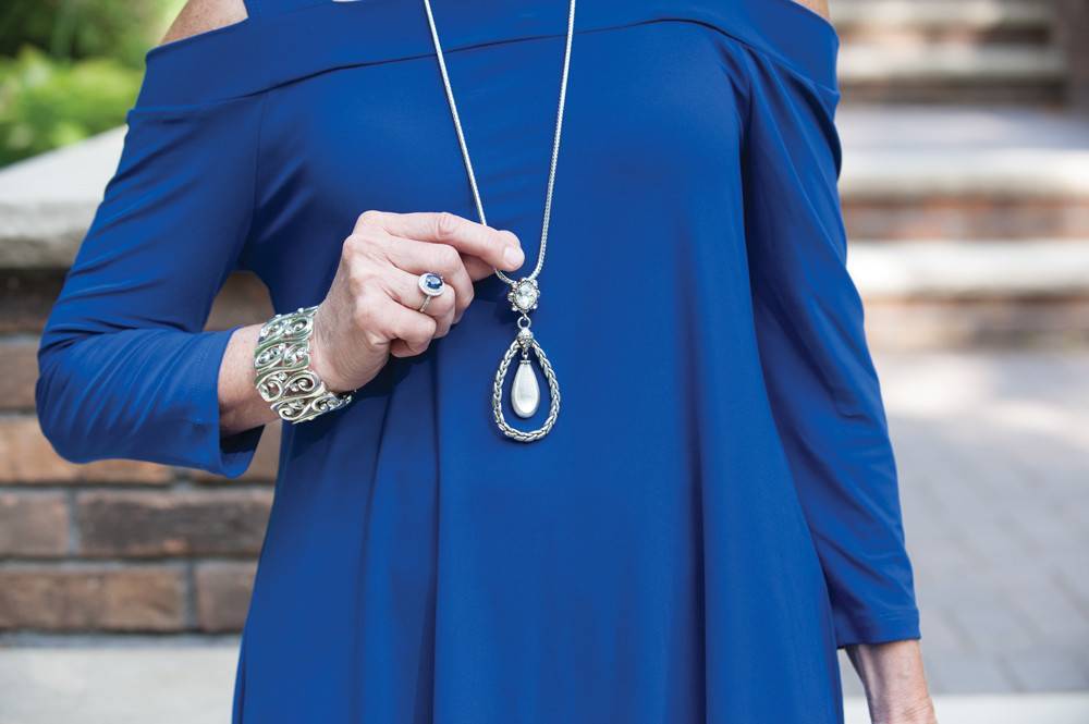 Платье синего цвета: с чем носить, фото