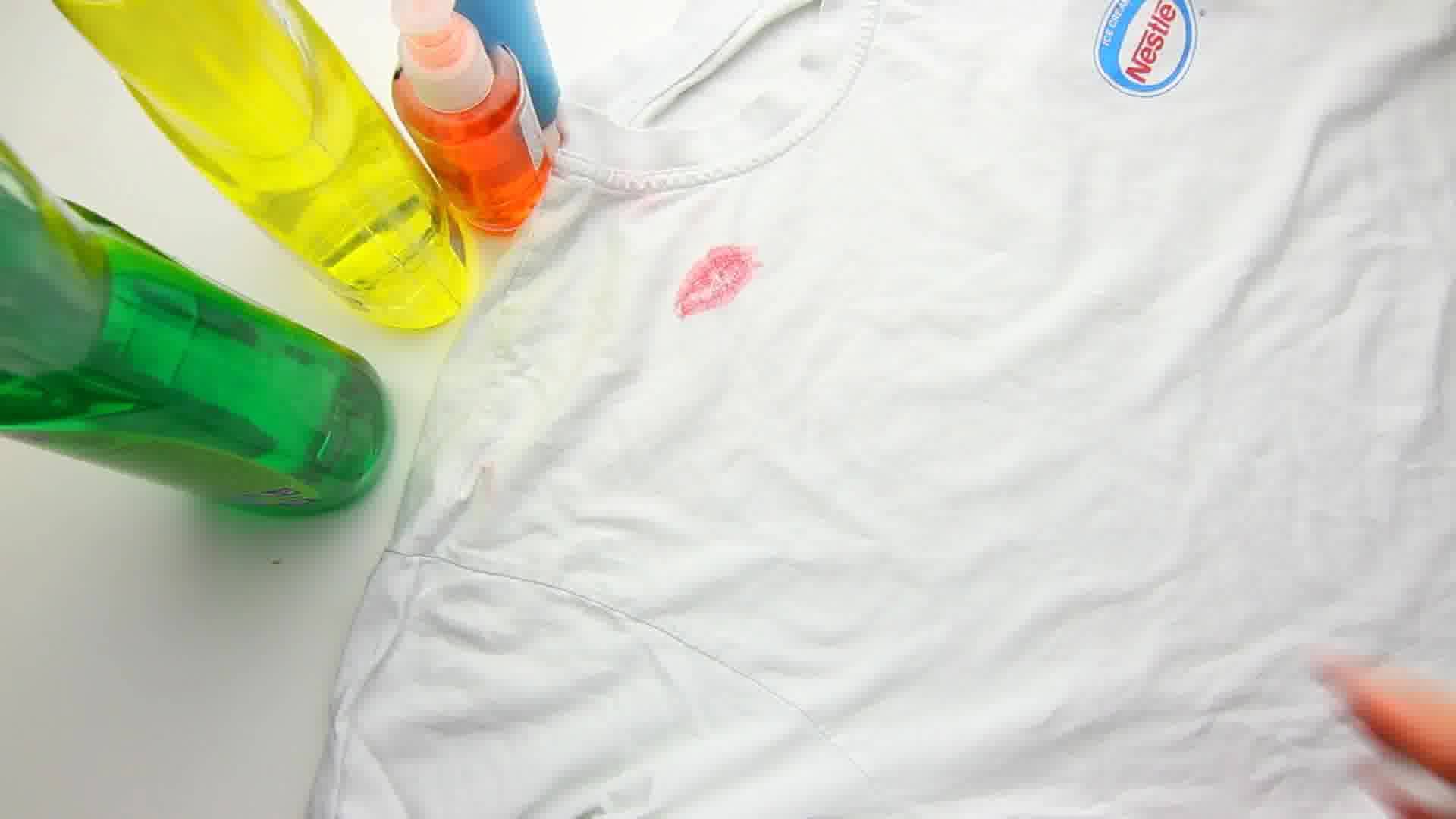 Чем и как отмыть водостойкую помаду с белой и цветной одежды в домашних условиях