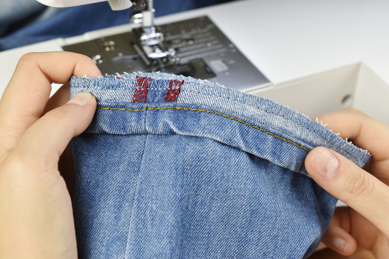 Как подшивать джинсы правильно? подшиваем джинсы с сохранением шва, на машинке или вручную :: syl.ru