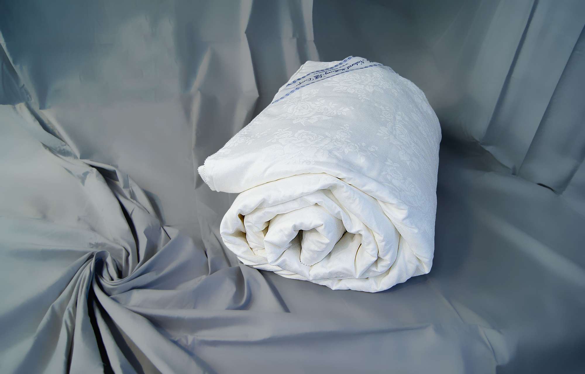 Как стирать шелковое одеяло в стиральной машине и вручную: основные правила