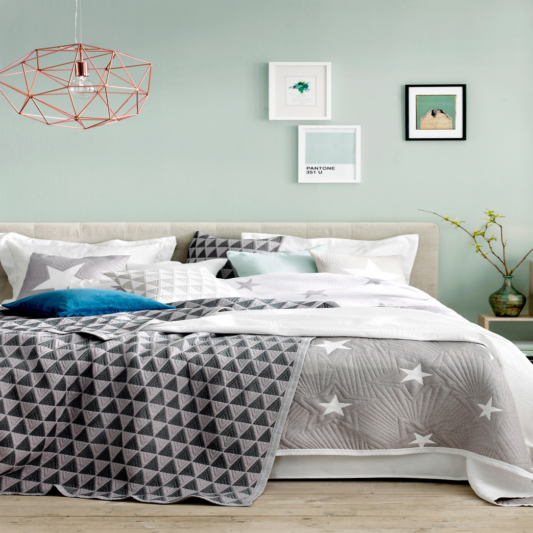 Декоративные покрывала и подушки на кровать: 9 советов для оформления кровати
