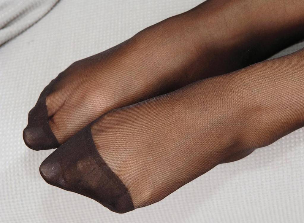 Женские пальцы на ногах в колготках