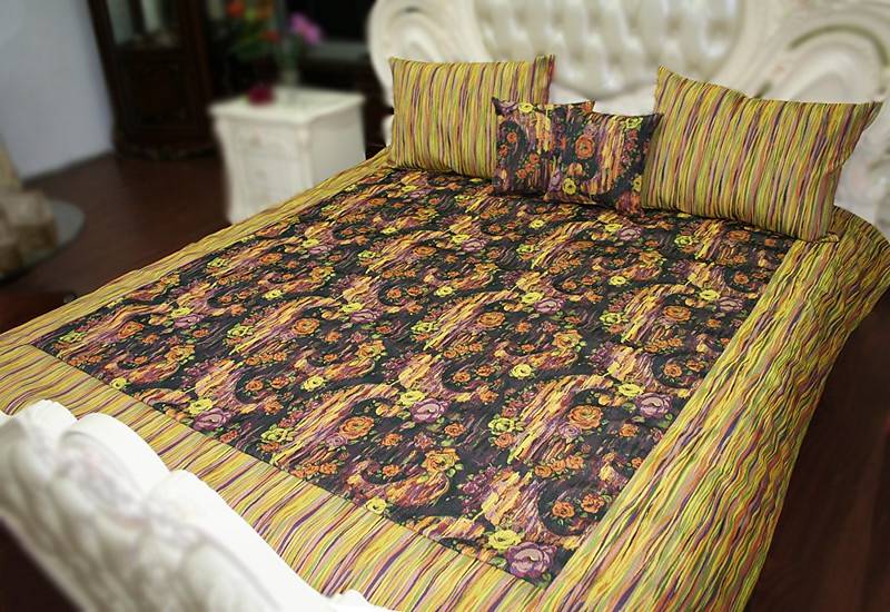 Гобеленовые покрывала на кровать: пестрота украшающая комнату