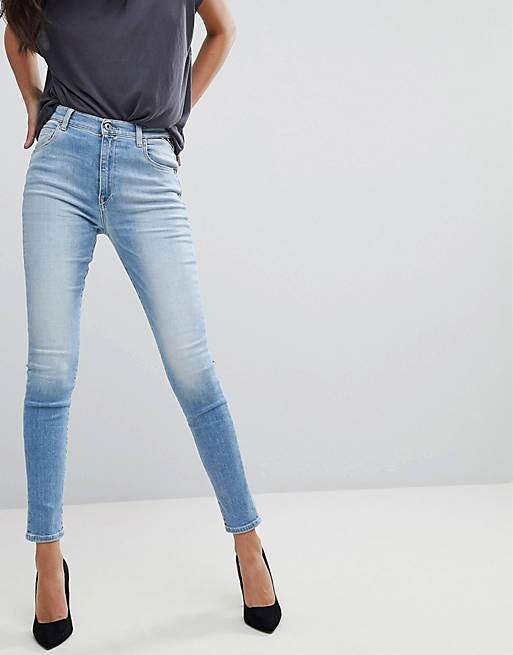 С чем носить женские джинсы скинни фото модных образов 2020. антритренды 2020 в одежде: надо ли выкинуть скинни?