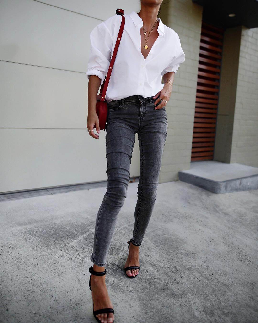 Лук джинсы с белой рубашкой