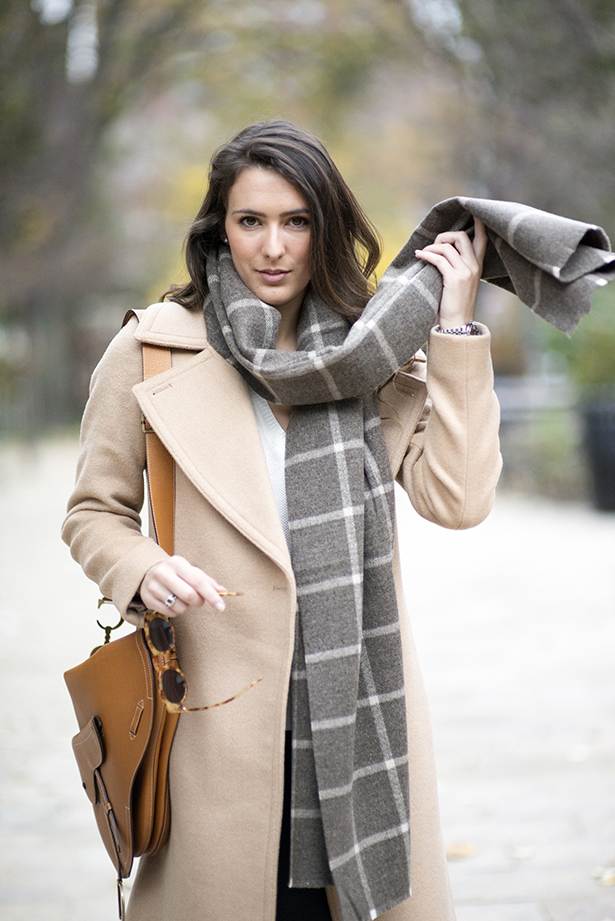 Стильные способы носить шарф с пальто