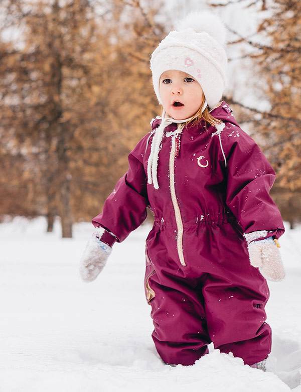 Как выбрать зимний комбинезон ребенку?