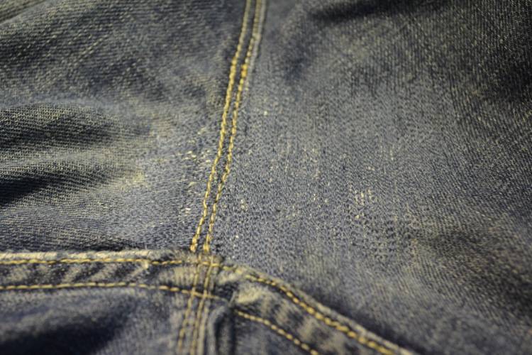 Как зашить джинсы между ног незаметно: вручную и на швейной машинке
