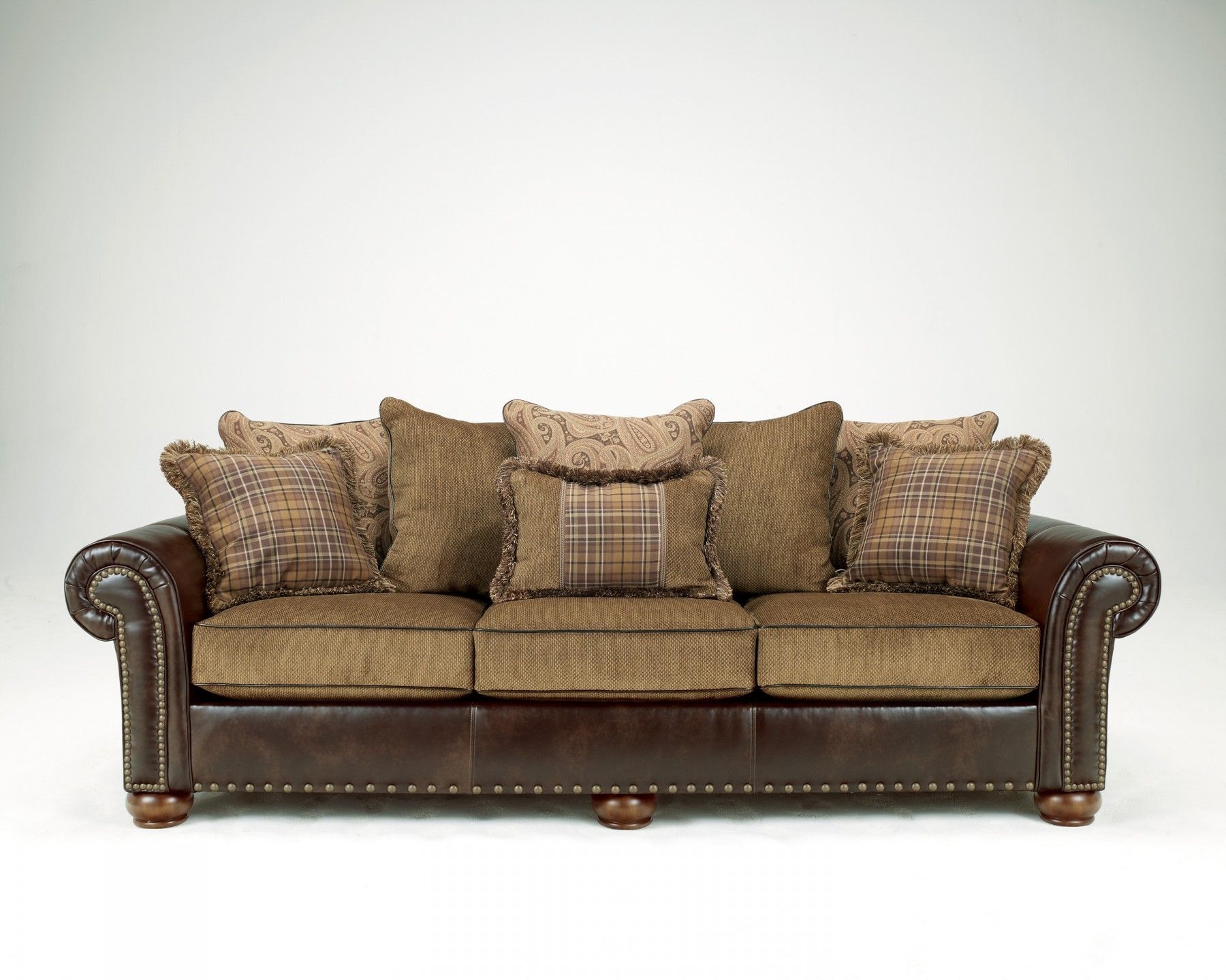 Кресла и диваны в английском стиле: преимущества классической мягкой мебели